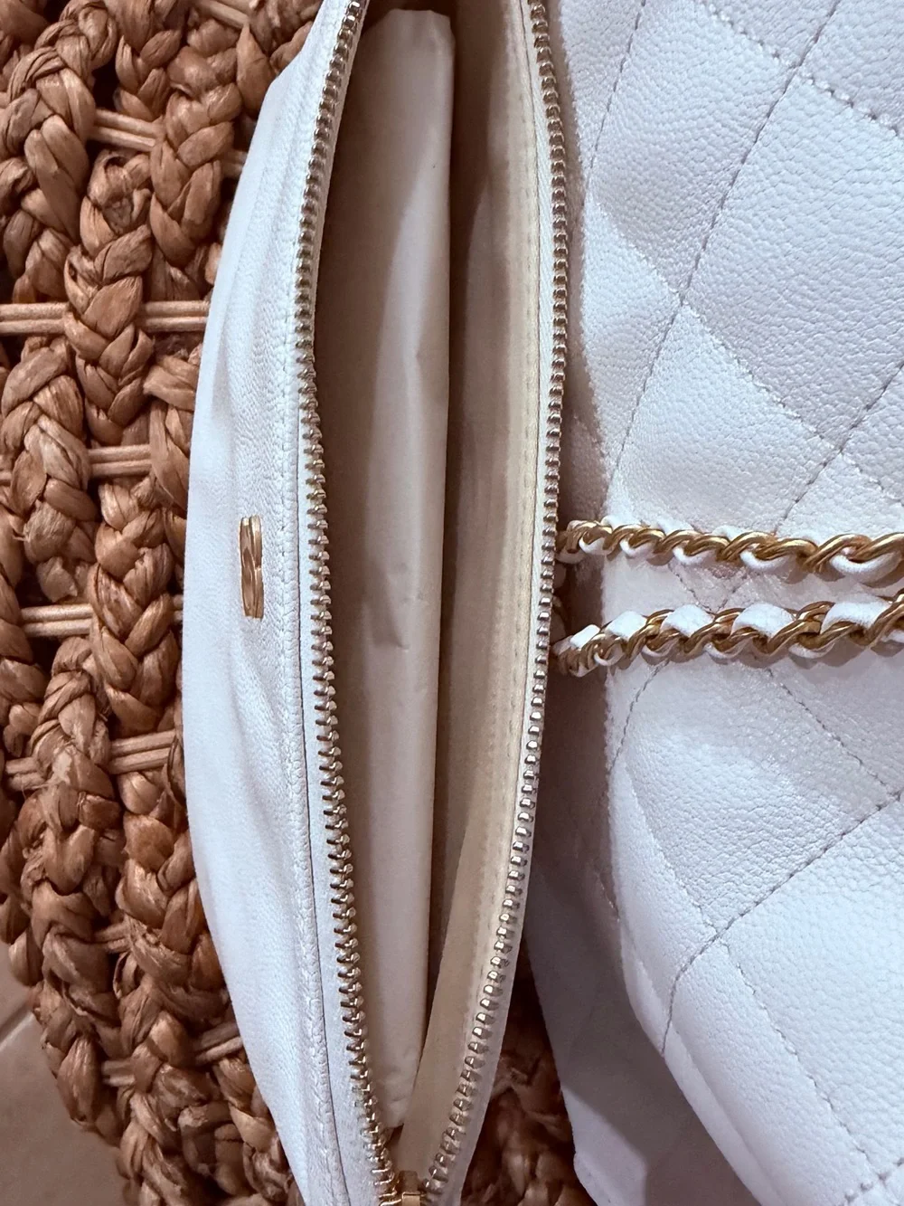 NEW Chanel 25S White Quilted Caviar Leather with Gold Hardware.  Medium.
